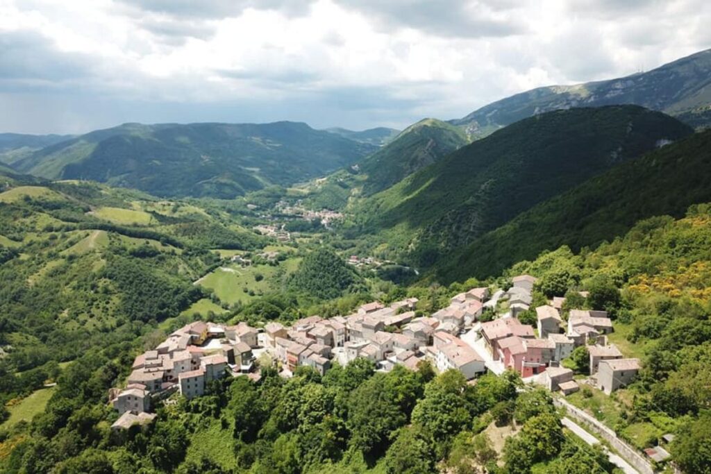 La panoramica suggestiva del borgo chiamato "Pianello di Cagli": il punto di partenza per il trekking verso l'Arco Naturale di Fondarca