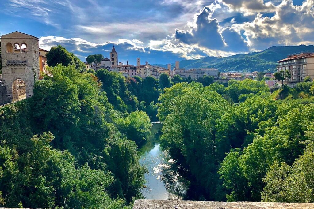 Il fiume che attraversa un borgo vicino ad Ascoli Piceno
