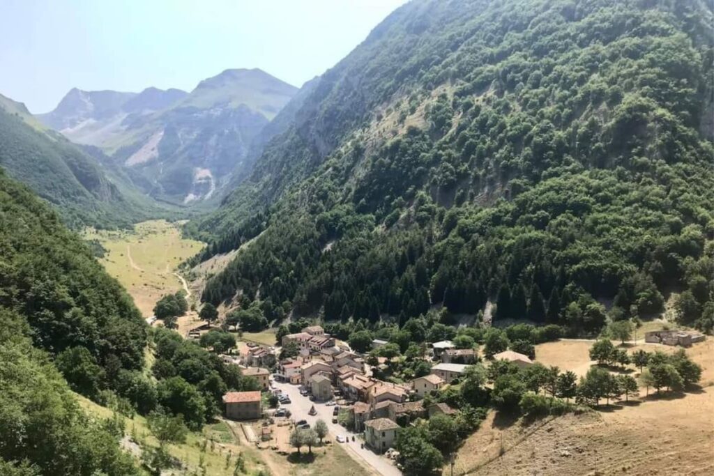 Il borgo chiamato "Foce di Monemonaco" fotografato dalla cima della vallata