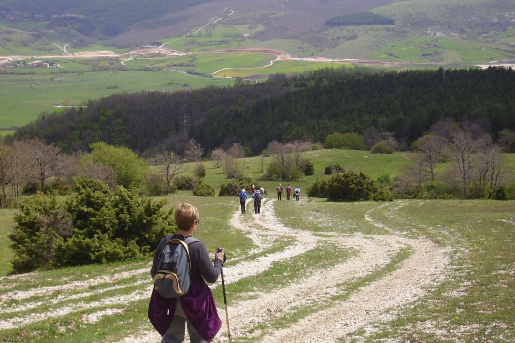 Una signora sta facendo trekking sul Monte Acuto, appena fuori il borgo medievale